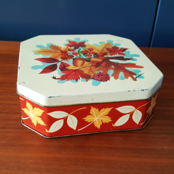 English cookies bin - leaves and acorns