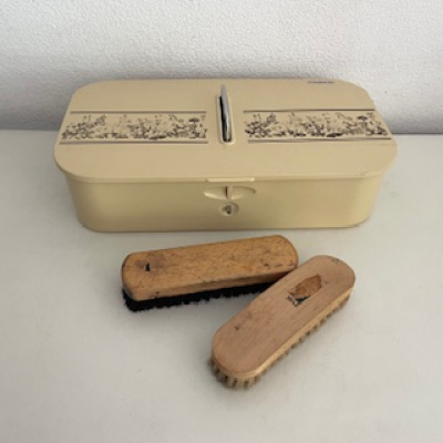 Beige schoenpoetsblik