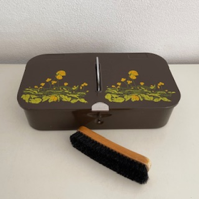 Bruin boterbloem schoenpoetsblik