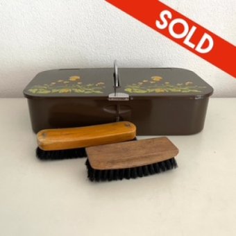 Bruin boterbloem schoenpoetsblik