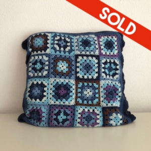Granny square gehaakt kussen - blauw