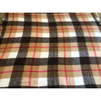 Beige geruiten sprei