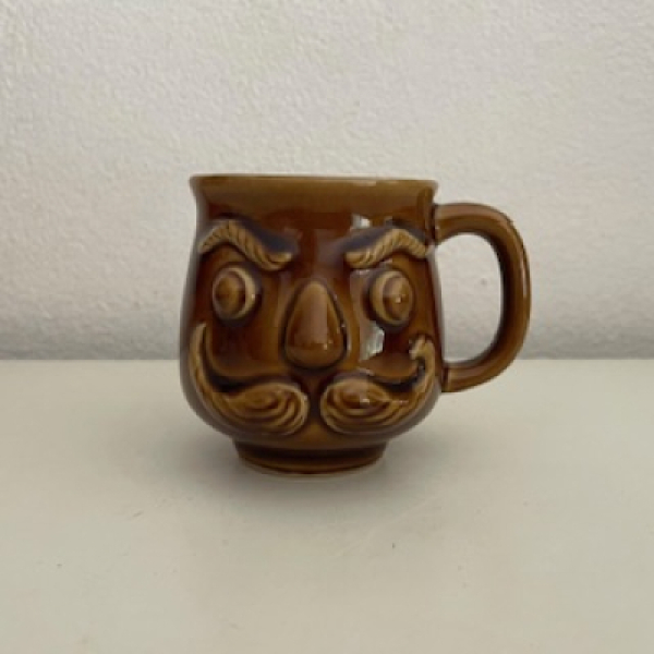 Design moustache mug - brown