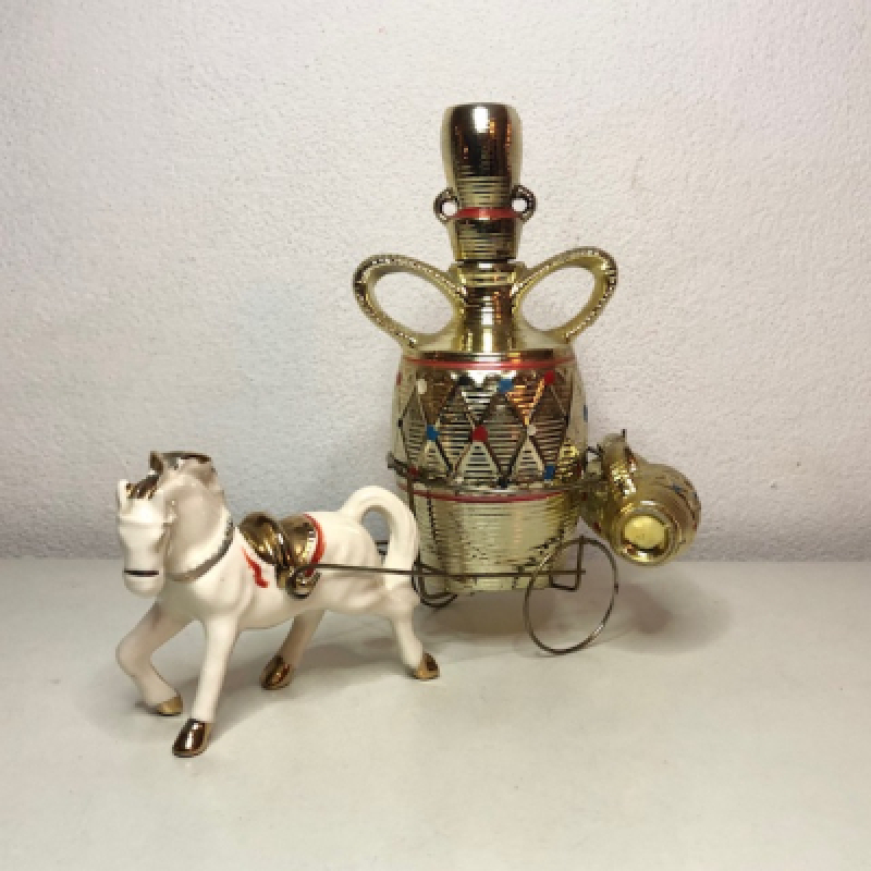 Kitsch horse and wagon licor set