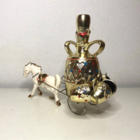 Kitsch horse and wagon licor set
