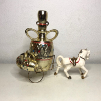 Kitsch horse and wagon licor set