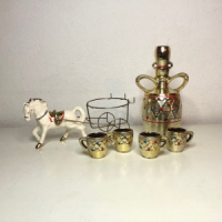 Kitsch horse and wagon licor set