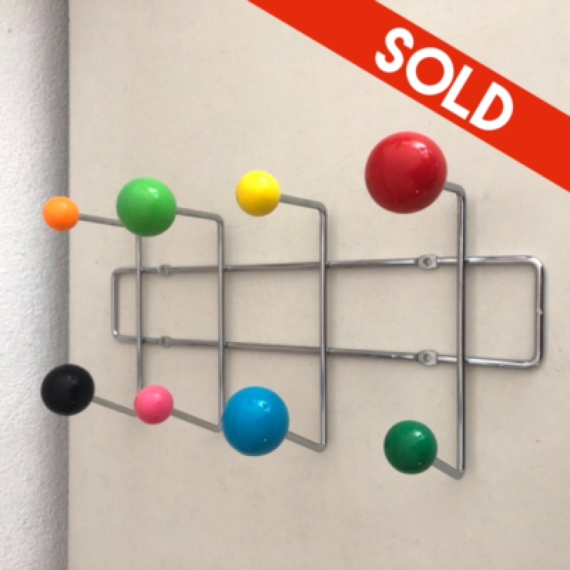 Atomic wall coat rack 8A