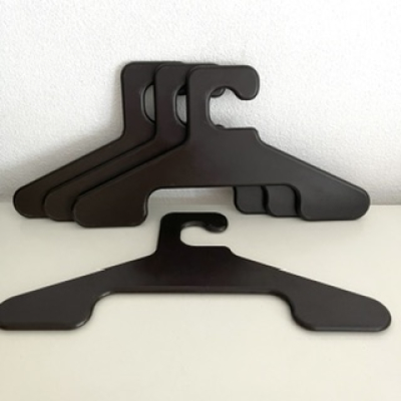 4 Duitse kledinghangers - bruin