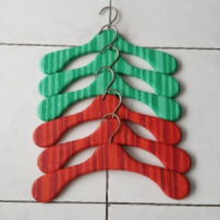 Gestreepte kledinghangers GR