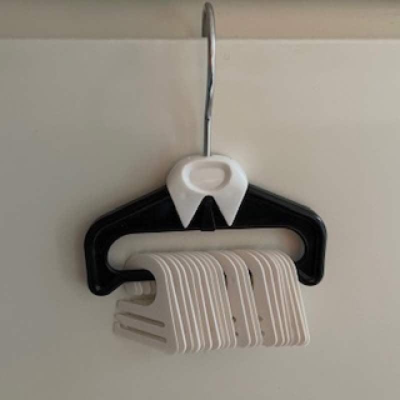 Stropdassenhanger bruin - wit