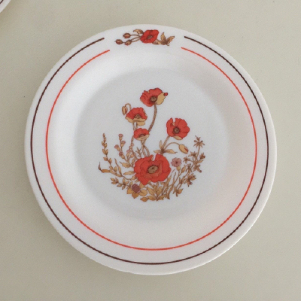 Arcopal Poppy breakfast plates
