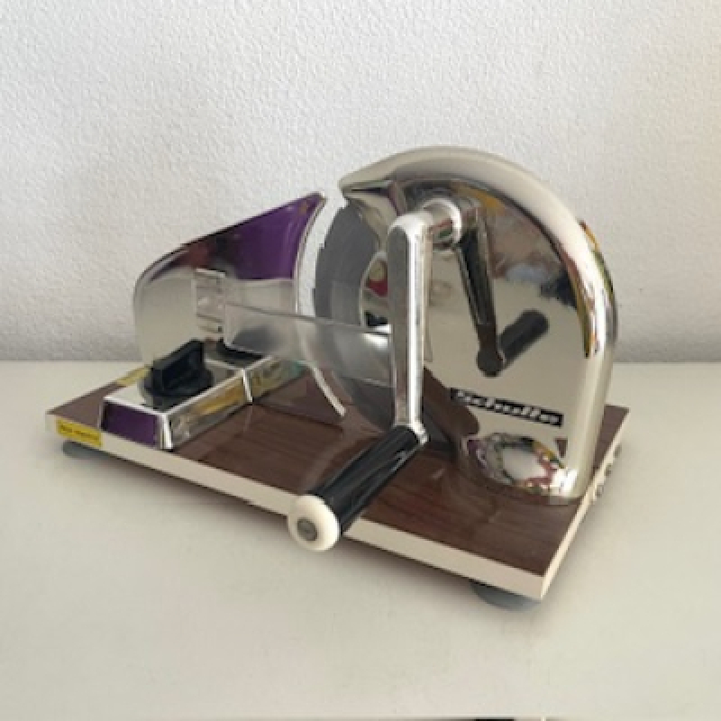 Bruine 50s snijmachine