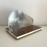 Bruine 50s snijmachine