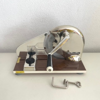 Bruine 50s snijmachine
