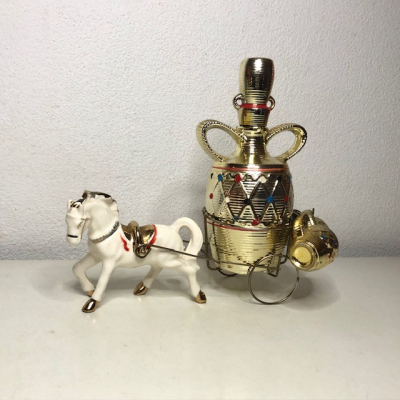 Kitsch horse and wagon licor set