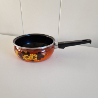 Brown saucepan with floral decor