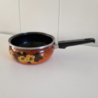 Brown saucepan with floral decor