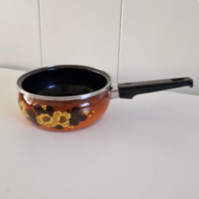 Brown saucepan with floral decor