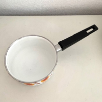 Oranje bloemen steelpannen