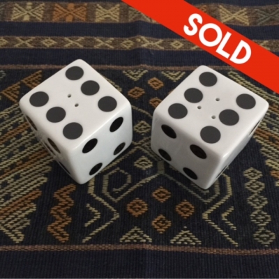 Dices salt and pepper shakers