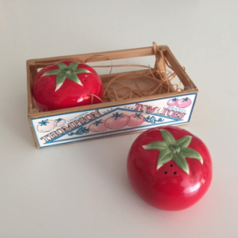 Tomatoes salt and pepper set