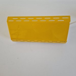 Geel bedlampje met sleufjes