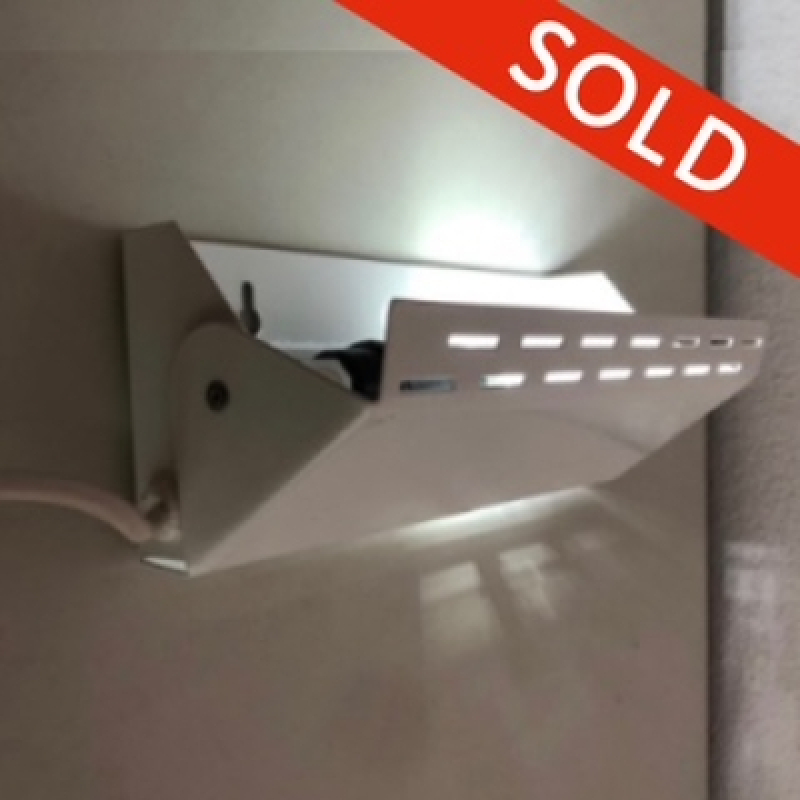 Wit bedlampje met sleufjes