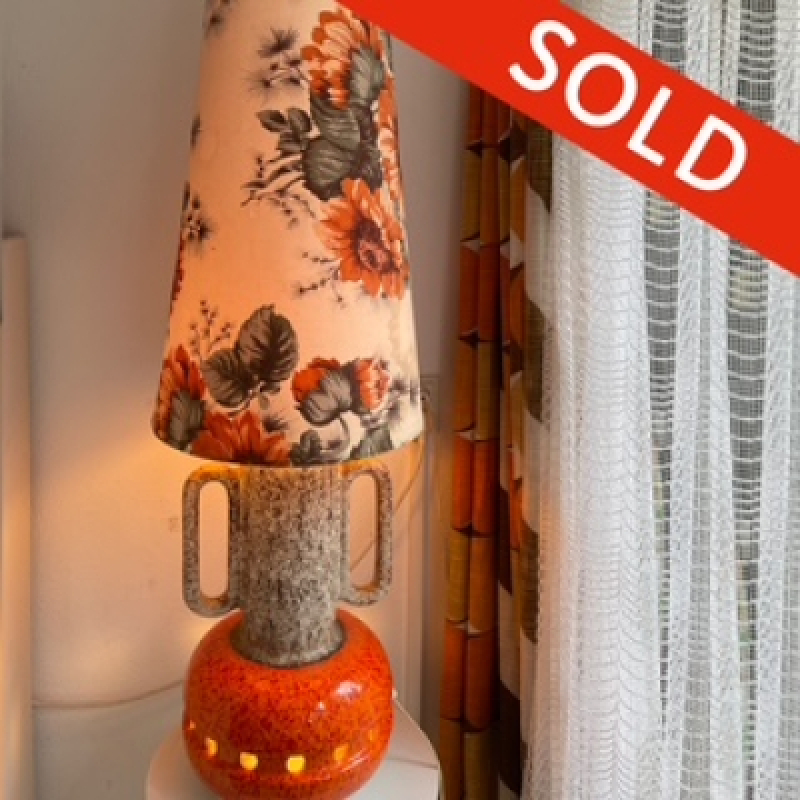 Oranje vaaslamp zonnebloemen