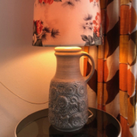 Grijze vaaslamp zonnebloemen