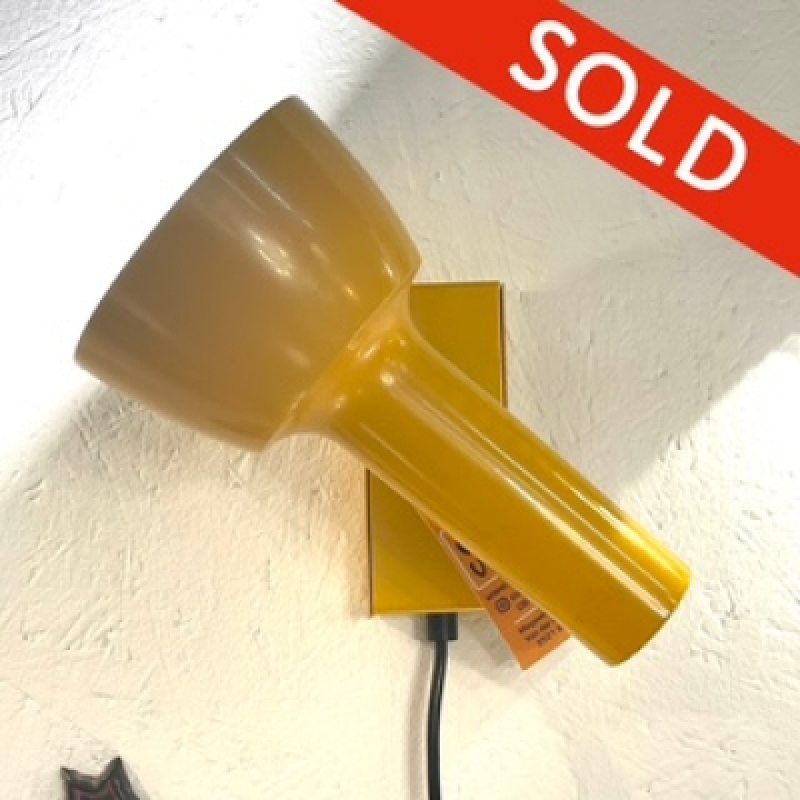 Geel wandlamp spot