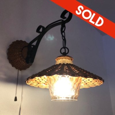 Rotan wandlamp - oker glas Rotan wandlamp - oker glas